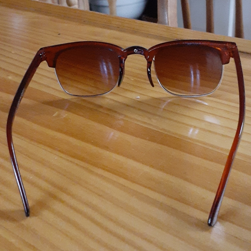 Ray-Ban Sunglasses - Picture 3 of 3